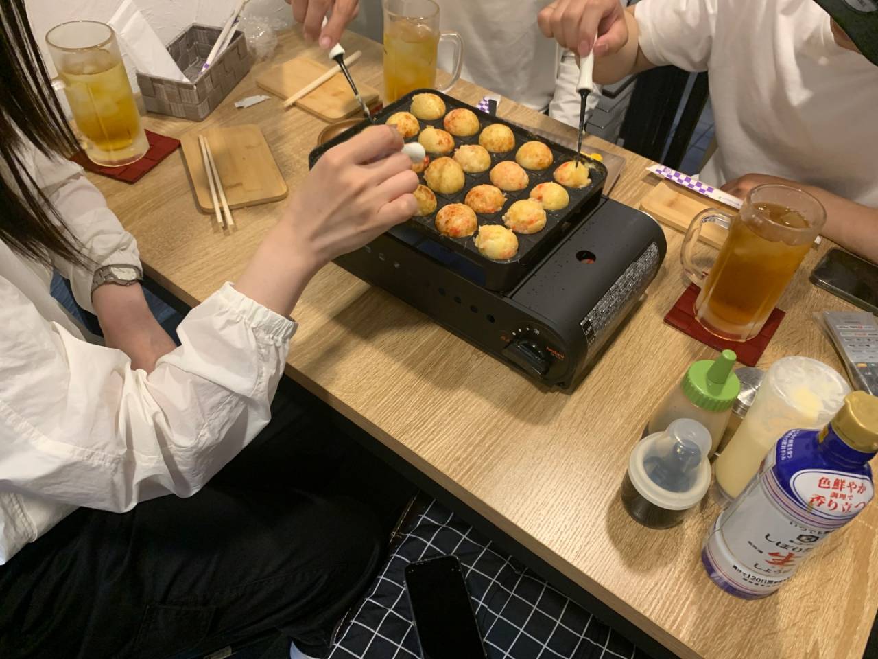 たこ焼きの友達と楽しむタコパの盛り上げ方と味変アイデア集 | コラム | 千葉県千葉市のたこ焼きならたこやま